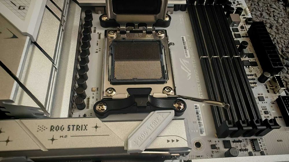 ASUS ROG Strix B850-A WIFI + НОВ RYZEN 7 9800X3D 8-Core AM5
