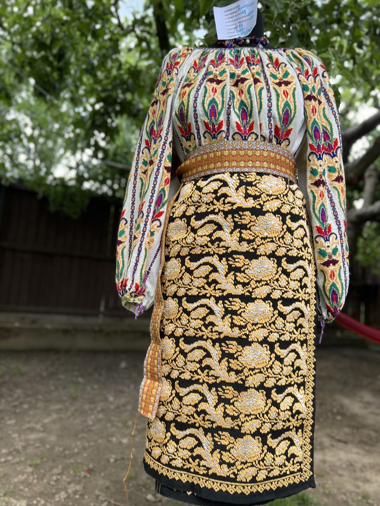 Costum popular vechi autentic ie cusuta bogat si fota fir metalic