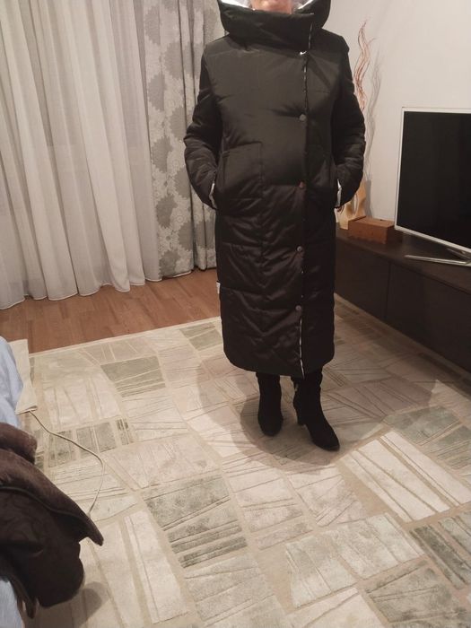 Продается женский пуховик. Цвет: двусторонний (черный и белый)