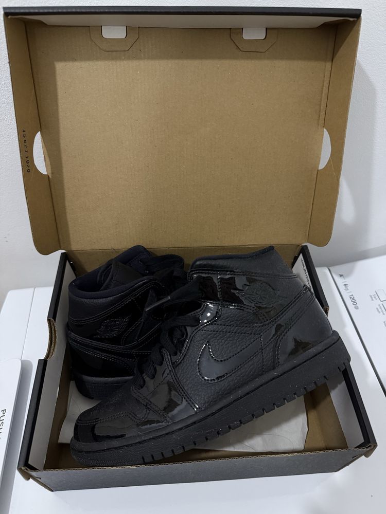 Air Jordan 1 Mid Black