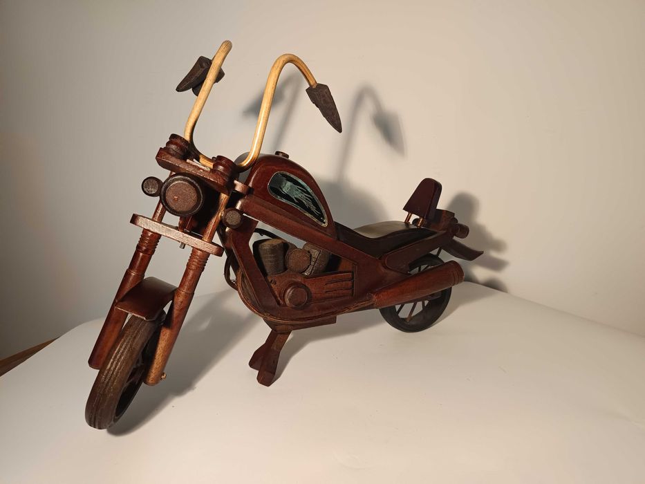 Motocicleta Harley Davidson confectionata manual din lemn 44cm