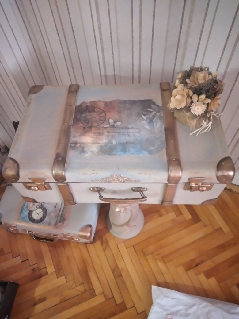 Декориран куфар с техника декупаж