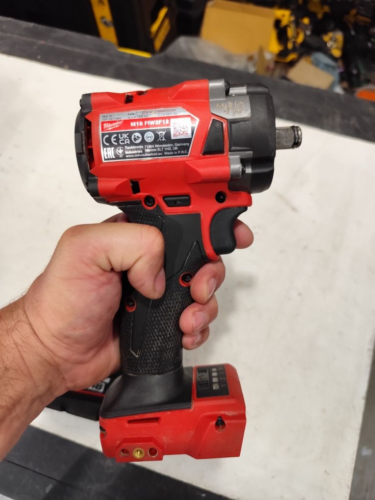 Безчетков акумулаторен гайковерт Милуоки Milwaukee M18 FIW2F12 + 5Ah