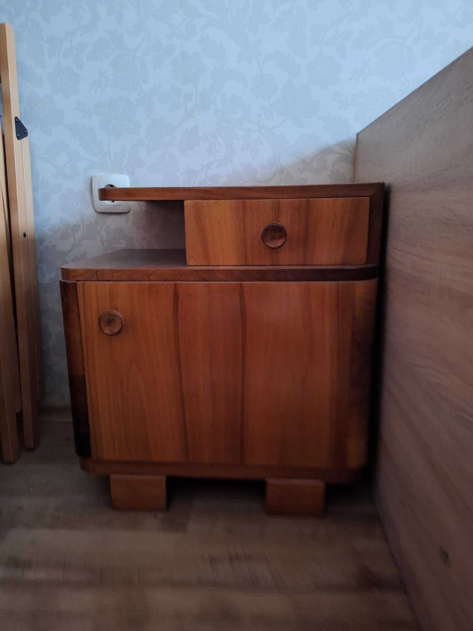 Ретро гардероб от орех, шкаф и стол