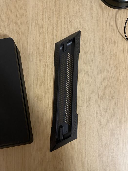 Playstation 4 slim (PS4) 1TB cu 2 manete+4 jocuri