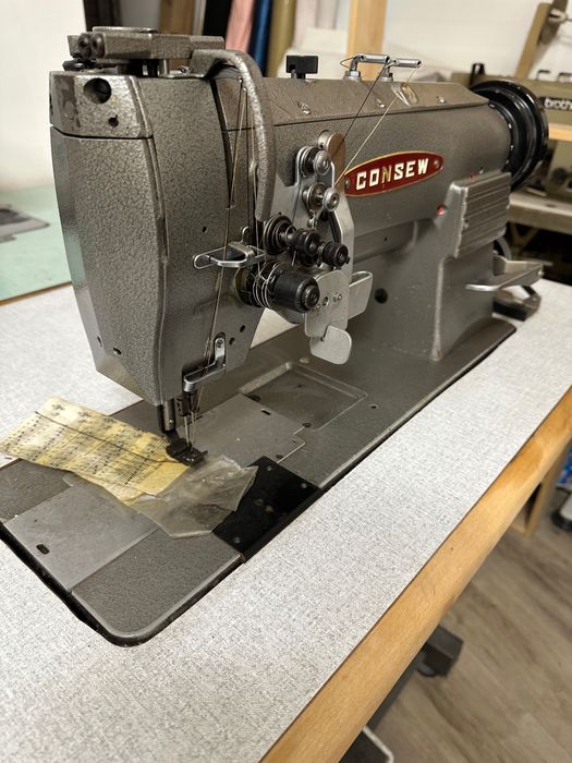Двуиглова шевна машина за кожа
Consew Model 327RB-2 Made in Japan.