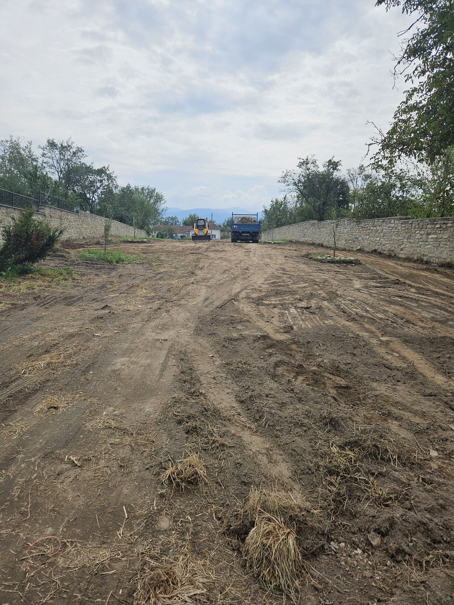 Lucrari cu miniexcavatorul și bobcat.