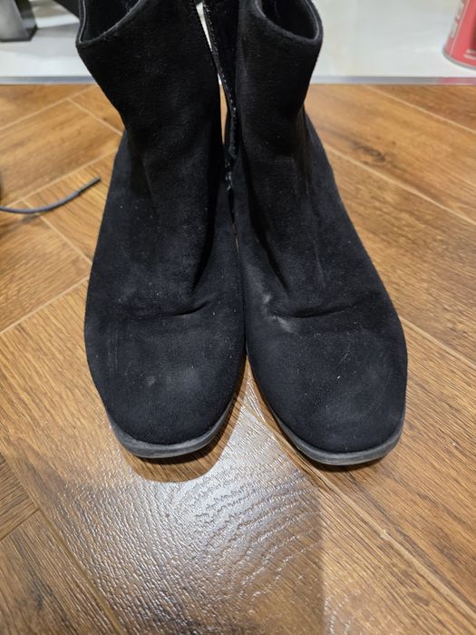 Срочно продам женские ботинки зашевые. Черного цвета