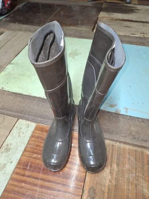 Продам резиновые сапоги