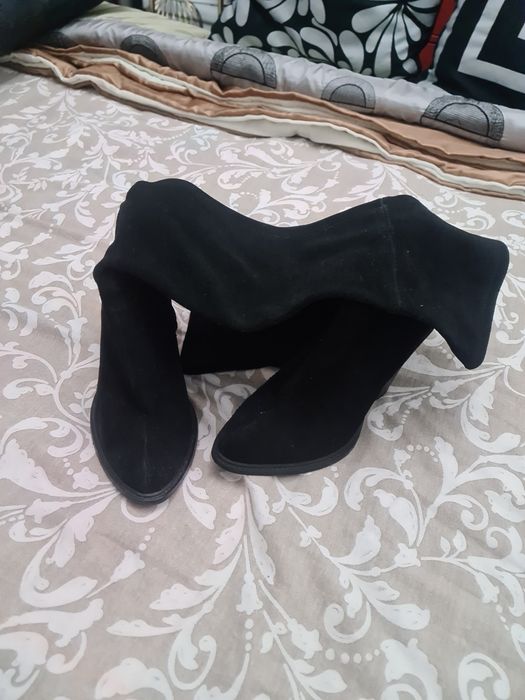 Vand cizme piele intoarsa  Zara