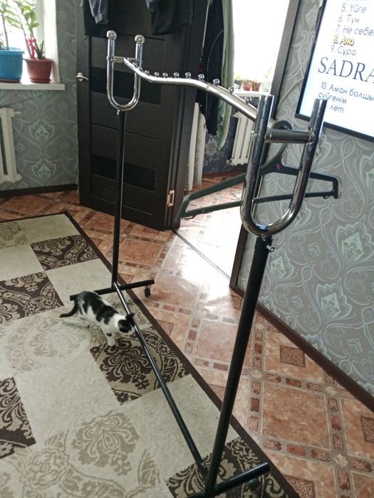 Вешалка для вещей для магазина