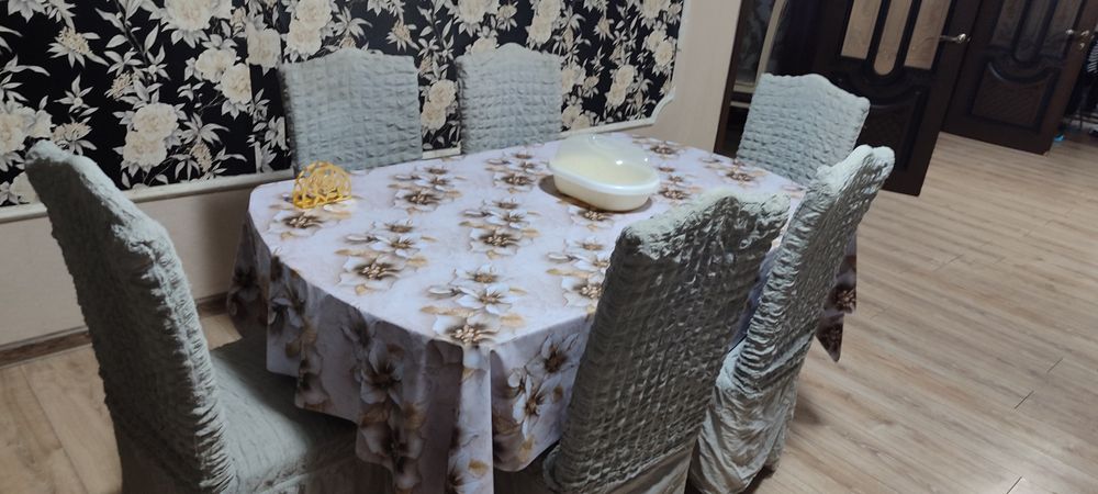 Стол со стульями