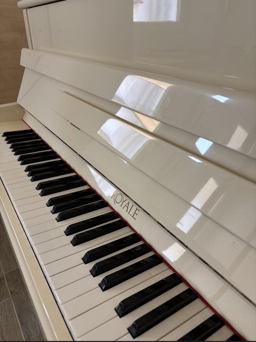 Pianină ROYALE DU-11 – Eleganță și sunet desăvârșit! 
elegant și