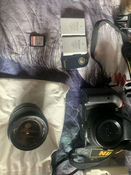 Camera foto DSLR Nikon D3300 18-55 35-70 manual 2 bat blit Nissin 64gb