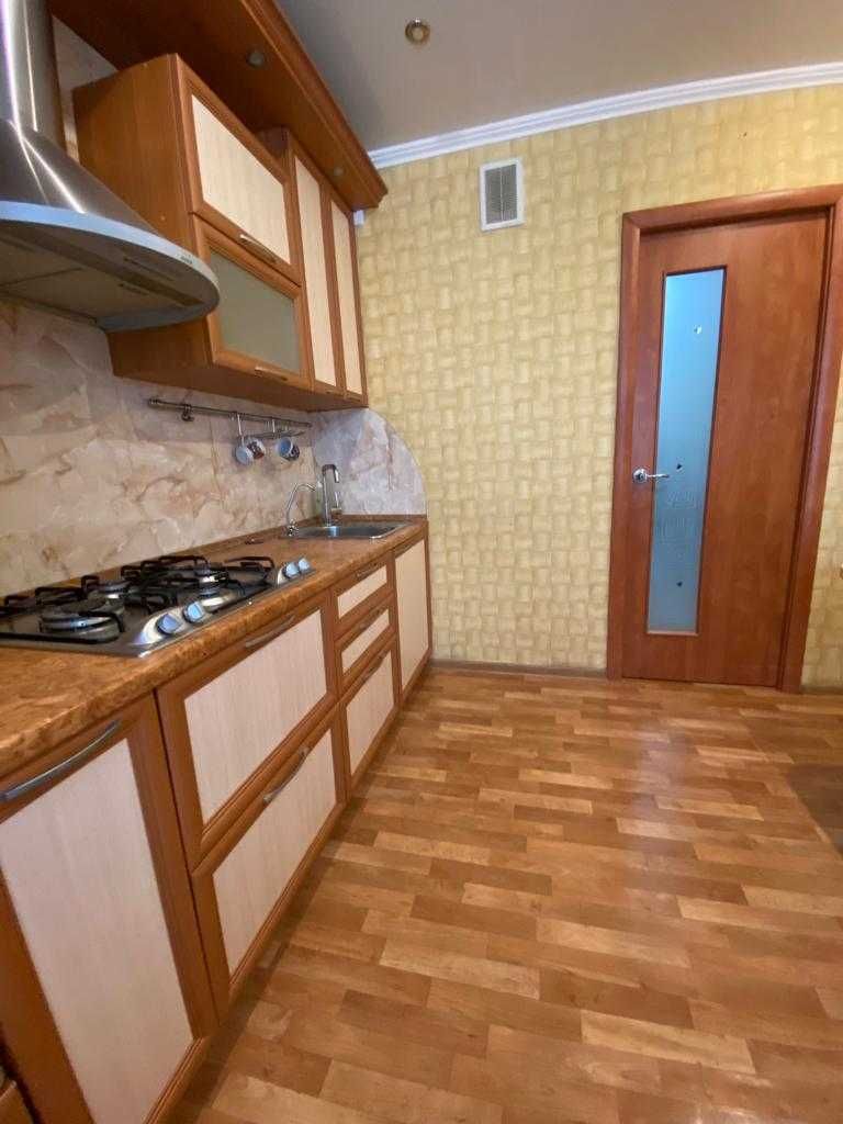 Продам БОЛЬШУЮ 3 комн кв 84,3 кв м по Абылхаир хана р/н Космос  на 6/6