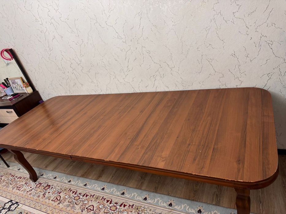 Овальный стол для зала