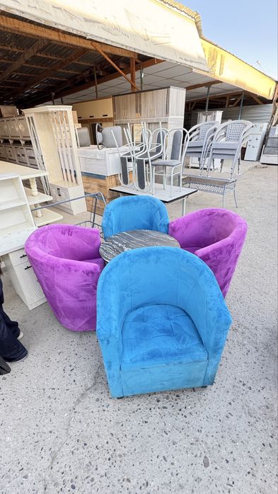 Kreslo va stol sotiladi