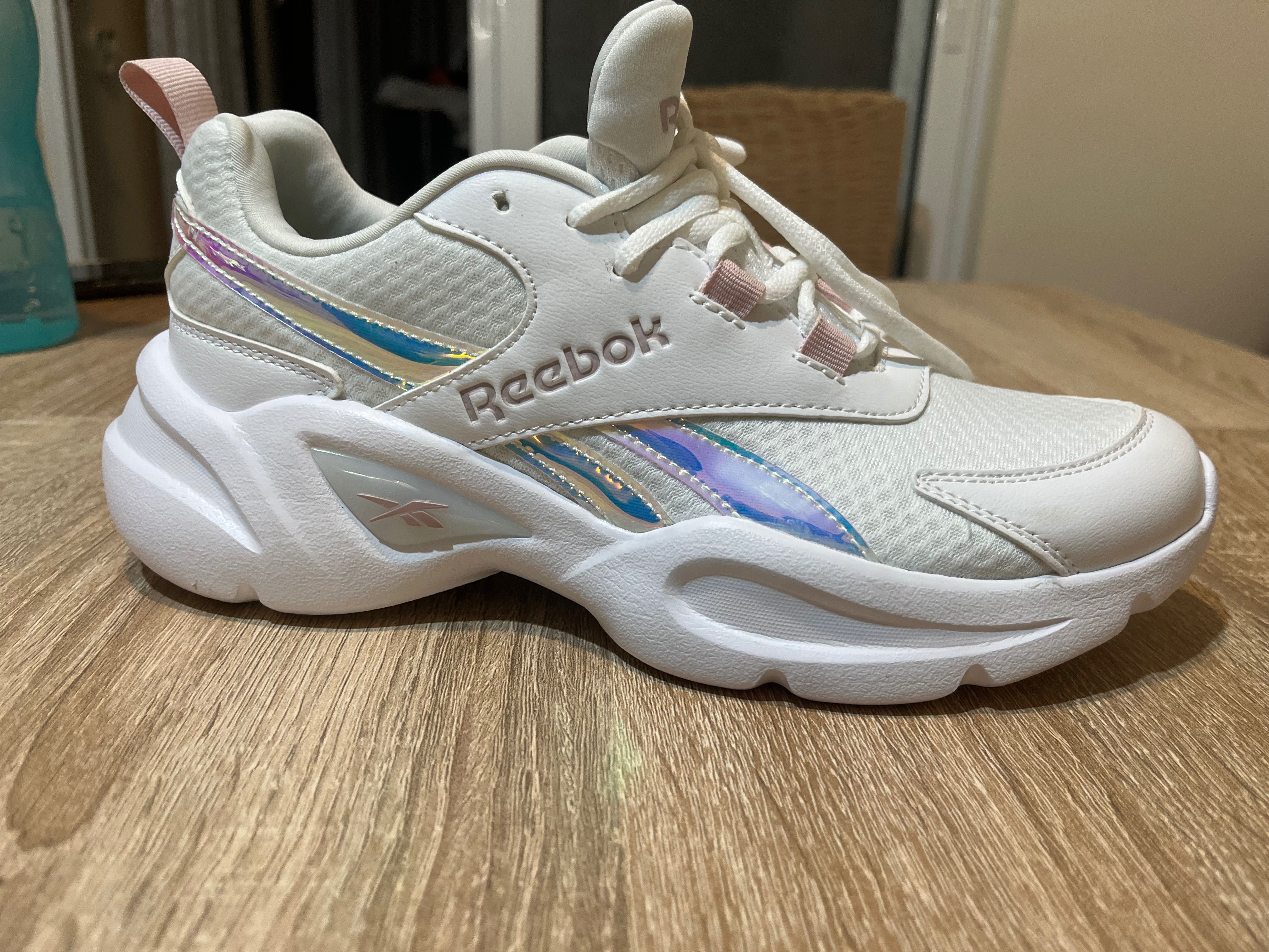 Обувки Rebook нови