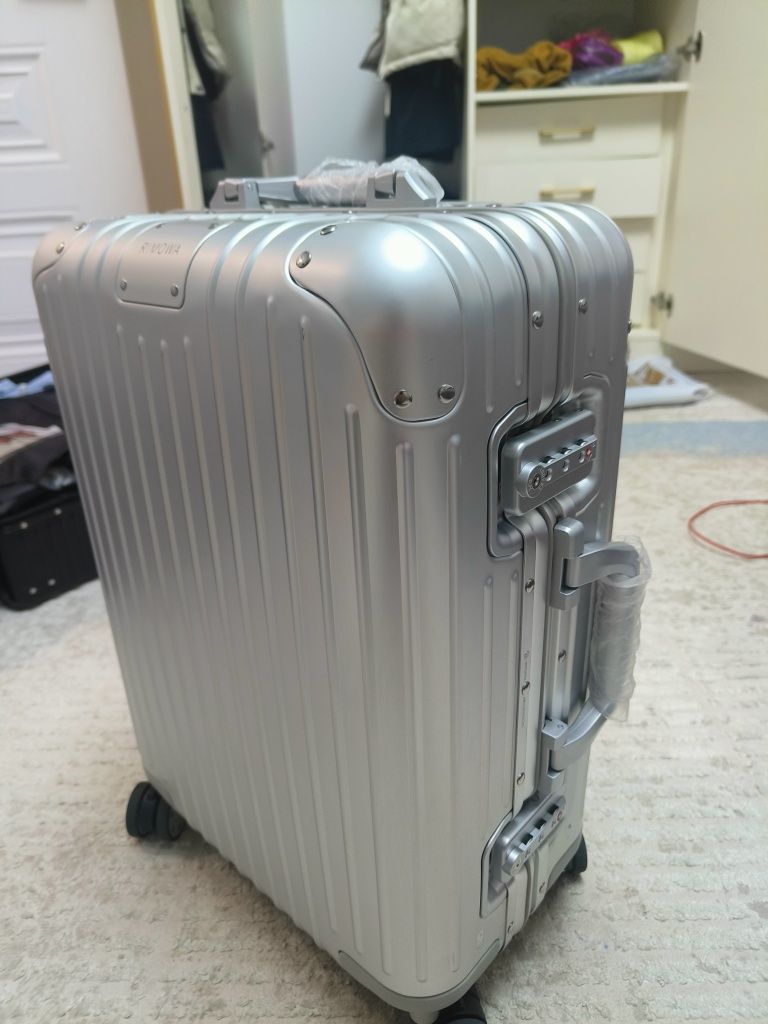 Продаю Чемодан Rimova