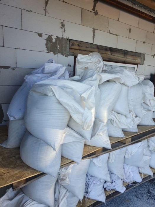 Песок и щебень в мешках