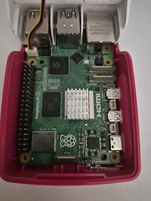 Raspberry Pi 5 4GB Starter Kit 64GB Carcasa cu sursa oficiala 27W
