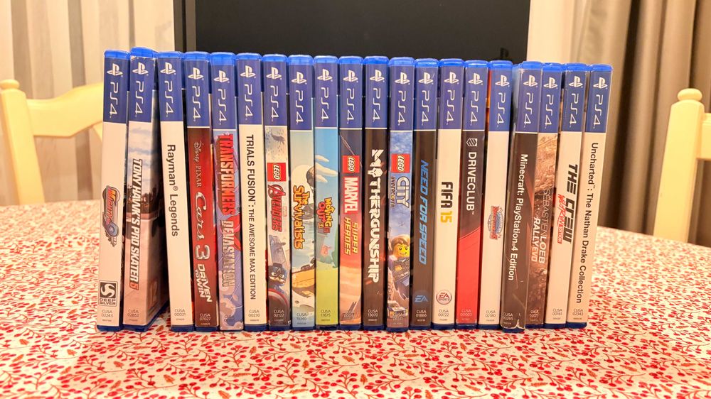 PS4 1 TB   manete + 15 jocuri + chitară Guitar Hero