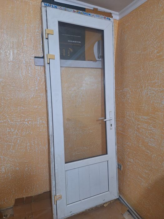 Продам пластиковую дверь