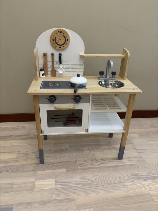 Детска кухня, дерево.