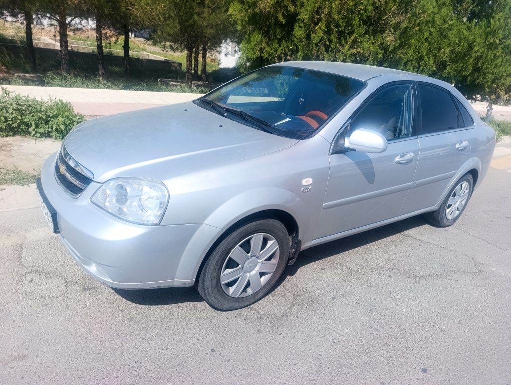 Lacetti 1.8 sotiladi