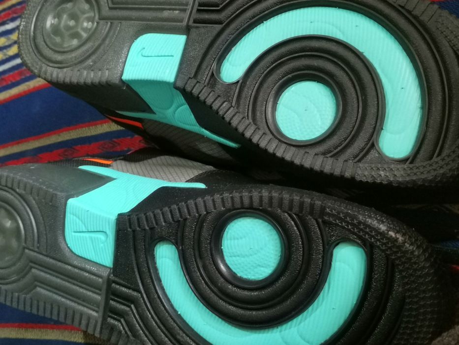 Adidas piele Nike, noi, nepurtati deloc