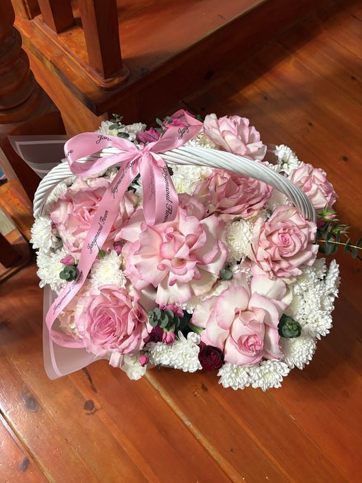 Красивая композиция цветов в корзине