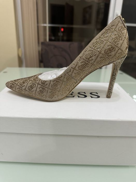 Обувки  на ток Guess