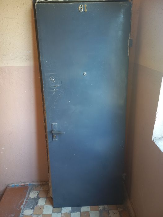 Продаётся входная дверь железный