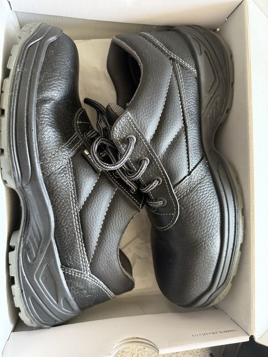 Работни обувки / естествена кожа с метално бомбе- 43 номер