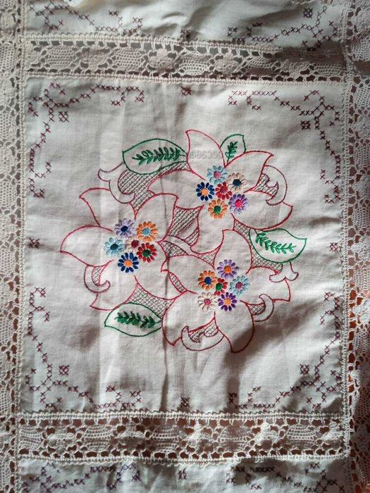 Старинна ръчно изработена покривка за маса с размери 164*125 см.