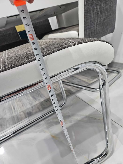 Стилни трапезни столове сиво бели 4 бр. за 80 лв., полукожа