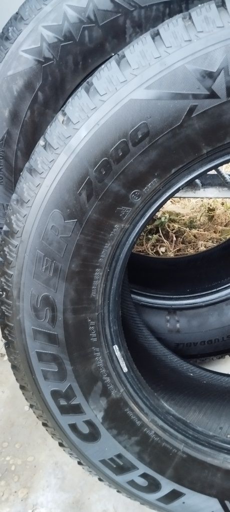 Продам зимние шины  Bridgestone 265/65/17