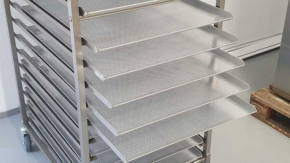 Carucior si 20 tavi perforate 58x78 cm patiserie