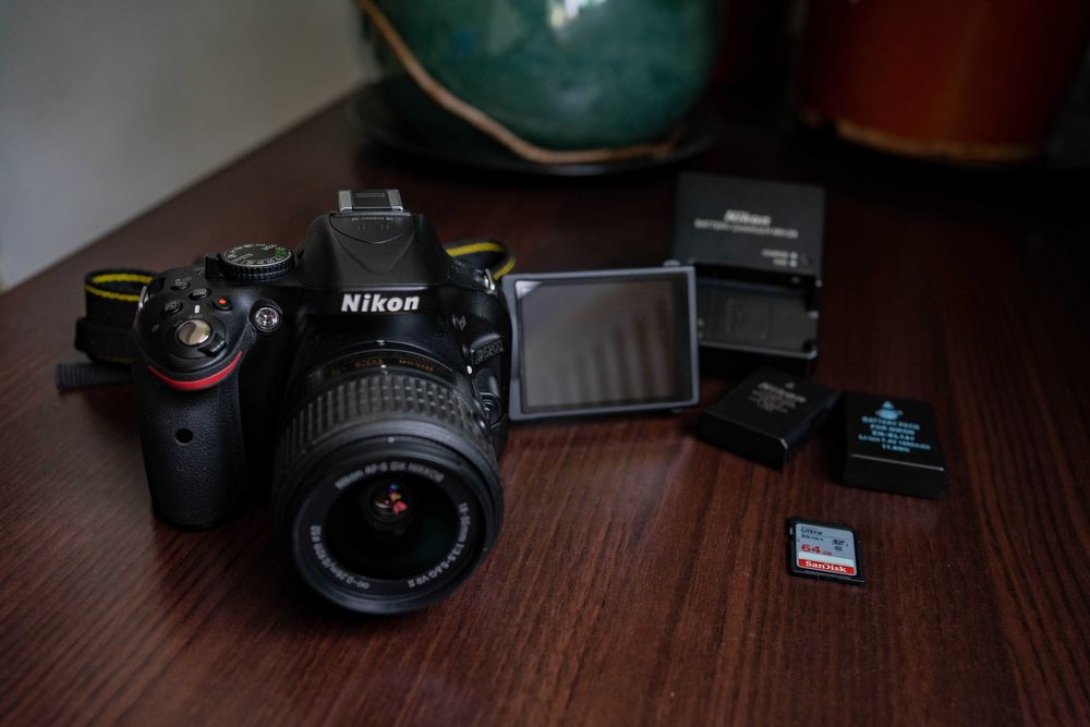 Nikon D5200 – stare excelenta, 2 baterii + card 64GB
