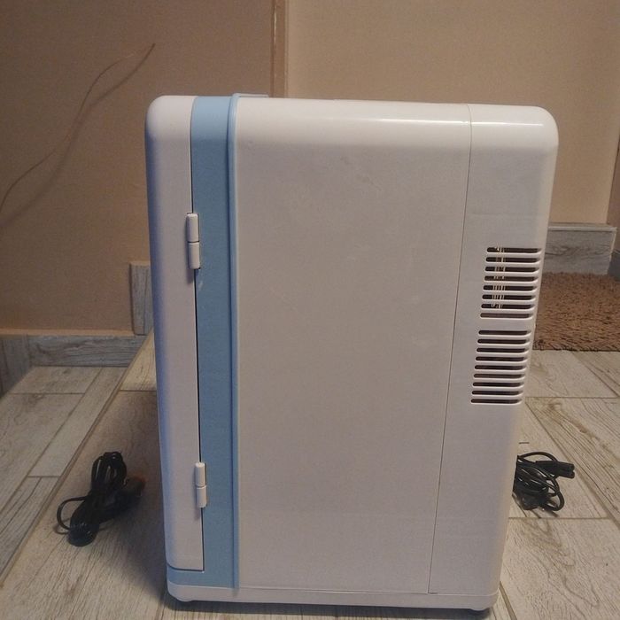 Мини хладилник на 12 и 220 волта