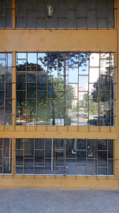 Стъклар на адрес в София.