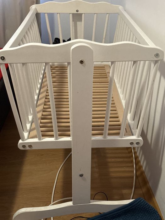 Vand patut bebe alb cu saltea