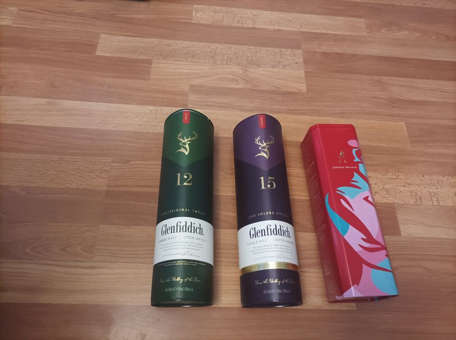 Кутия от руска водка и кутии от уиски