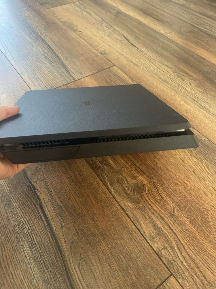 Ps4 slim с включени 8 игри