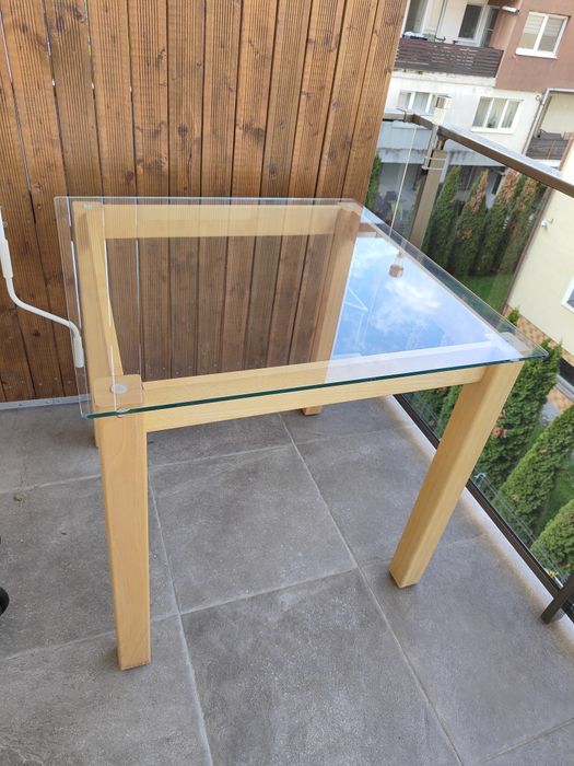 Vând masa cu blat de sticla securizata și suport din lemn masiv