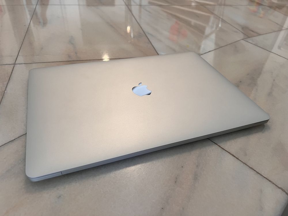 Laptop MacBook Pro i7 2.9ghz 16gb ddr3 512SSD Radeon Pro 560 impecabil