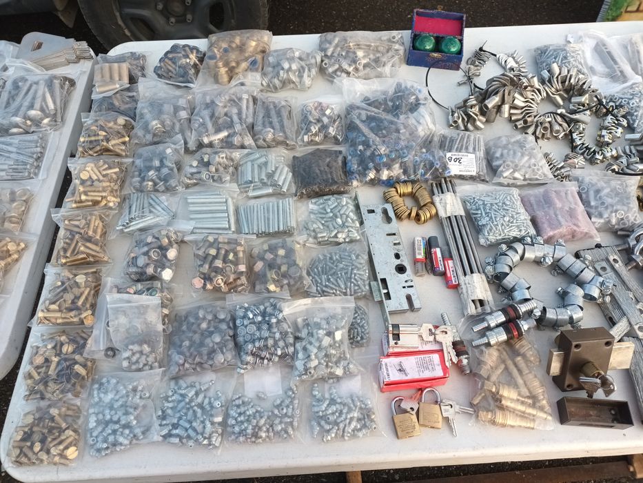 Diverse șuruburi inox alamă zincate auto papuci cupru