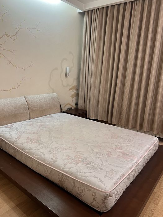 Кровать с тумбочкой и матрацем