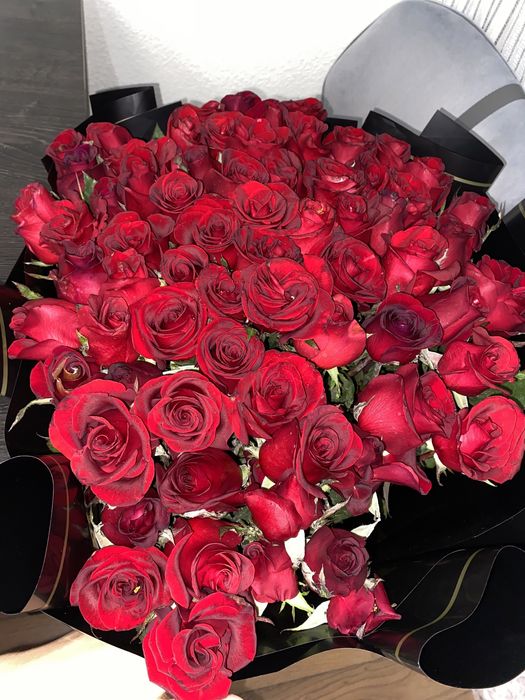 Красные гигантские розы