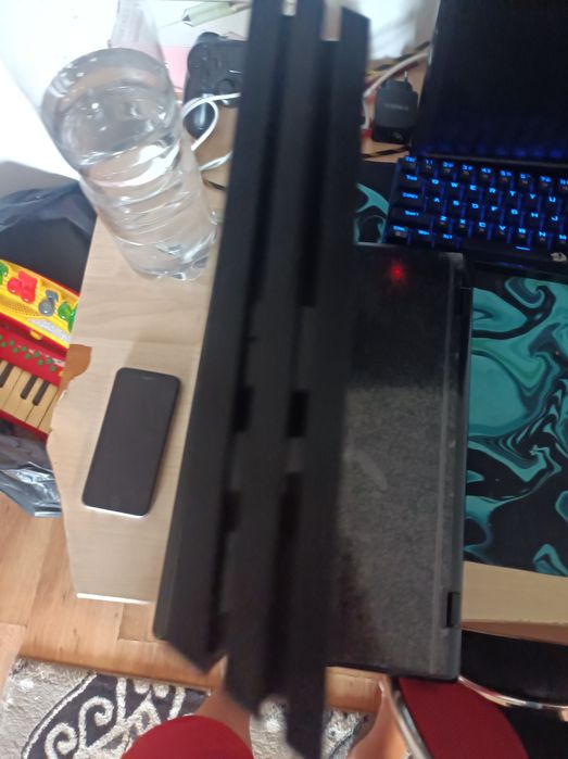 Vând PS4 pro in stare buna